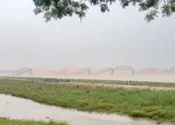 In disaster-stricken Myanmar, a desperate bid to rescue survivors with bare hands