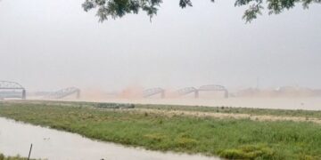 In disaster-stricken Myanmar, a desperate bid to rescue survivors with bare hands