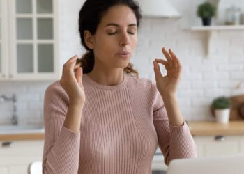 As the stock market has a meltdown, I'm listening to billionaire Warren Buffett