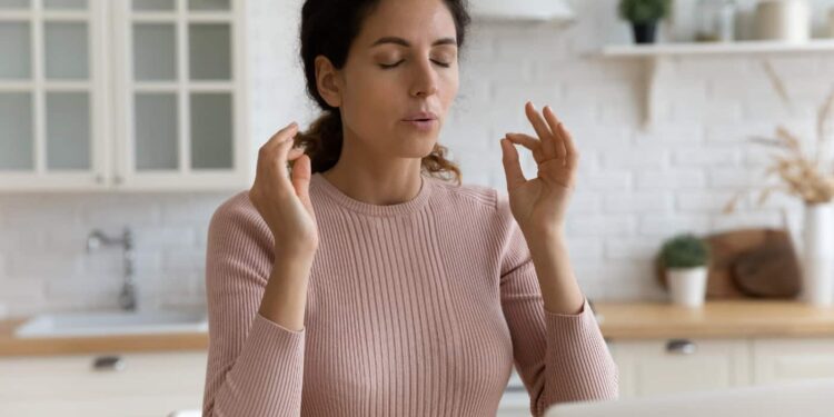 As the stock market has a meltdown, I'm listening to billionaire Warren Buffett