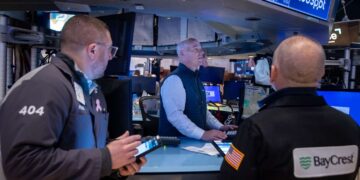 S&P 500, Nasdaq Inch Higher After Yesterday's Sell-Off; Dow Tumbles as UnitedHealth Stock Plunges