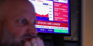 Stock markets tumble as investors pull back from American assets