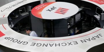 Japanese Shares Climb as EU-Tariff Delay Boosts Sentiment