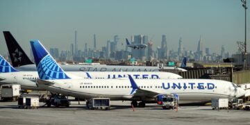 United to cancel 10% of daily flights from Newark, cites FAA staffing, equipment