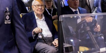 Berkshire investors anticipate new era as Buffett hands over baton