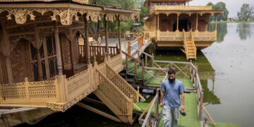 Kashmir prepares for tourism 'long lull' as war cries ring loud