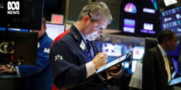 Live updates: Wall St rebound rolls on as US-China trade tensions ease, ASX slips on Westpac disappointment and tumbling oil price