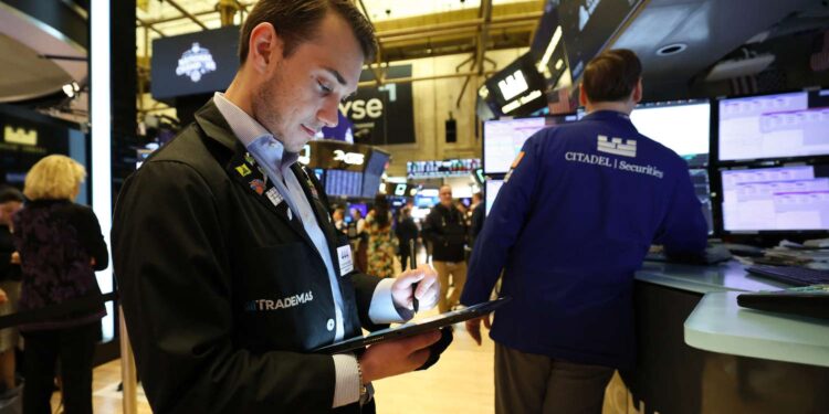 Stocks Fall for 2nd Straight Day as Investors Await Tariff News, Fed Decision; Palantir Plunges After Earnings