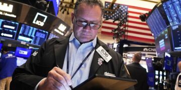 S&P 500 snaps its longest winning streak in 20 years as tariff uncertainty weighs on markets