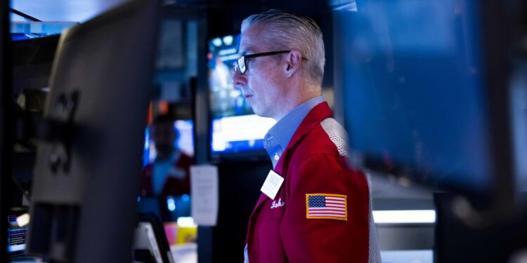 U.S. stocks hit record highs, but the economic outlook is no clearer