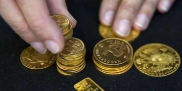 Gold steady as traders await US payroll data for economic cues