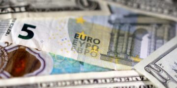 Dollar keeps losing market share but euro is no winner either: ECB study