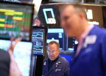 US stocks hold near their records in early trading