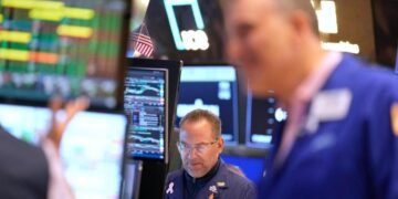 US stocks hold near their records in early trading