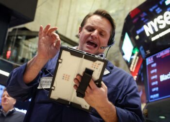 S&P 500 finds itself once again unable to surmount the 7,000 threshold