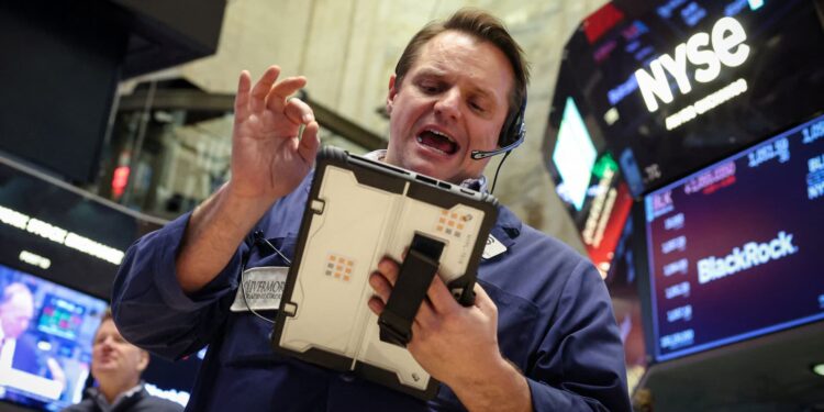 S&P 500 finds itself once again unable to surmount the 7,000 threshold