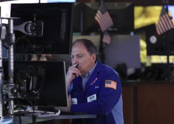 Tech Stocks Lead Indexes Lower To Start Week of Inflation, GDP Data