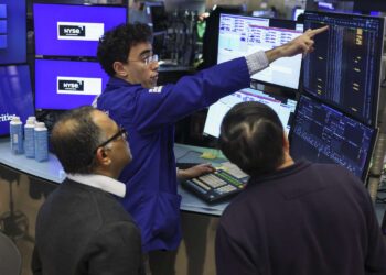 Stocks Slip With GDP, Inflation Data in Focus; Oil Prices Steady Around 6-Month High