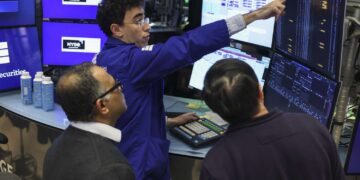 Stocks Slip With GDP, Inflation Data in Focus; Oil Prices Steady Around 6-Month High