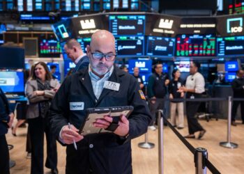 Futures Fall Amid Tariffs Uncertainty; Bitcoin Drops, Safe-Haven Gold Rises