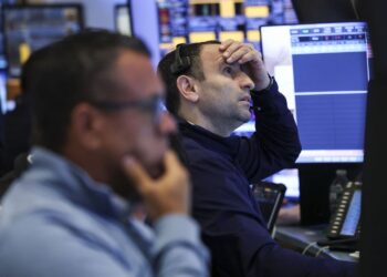 Stock Futures Slip as U.S.-Iran Tensions Drive Oil Higher; Walmart Stock Falls After Earnings