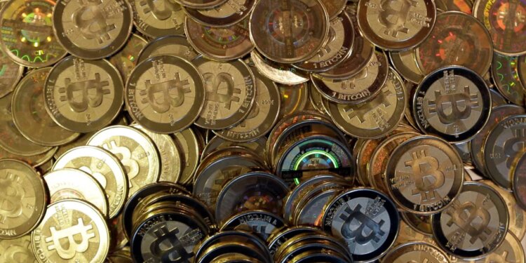 Quick-thinking clerk, Crestwood officer save woman from $7,000 Bitcoin scam