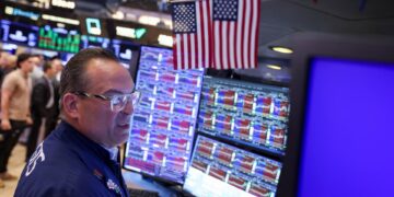 Treasury yields edge lower as kashkari backs rate increase