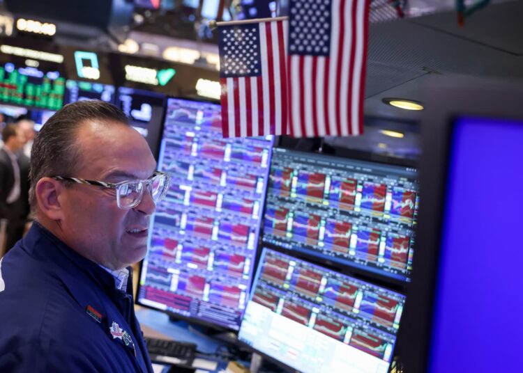 Treasury yields edge lower as kashkari backs rate increase