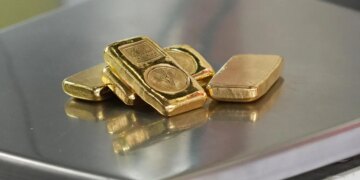 Gold And Silver Futures Fall As Fed Holds Rates Steady, Indicates Future Hikes