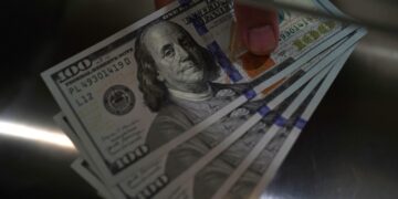 US dollar strengthens as hawkish Fed shift reshapes interest rate outlook