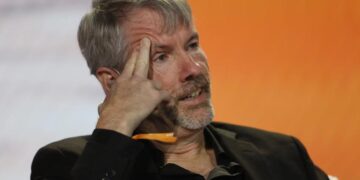 Michael Saylor’s MSTR should pause its bitcoin (BTC) buying and rebuild cash