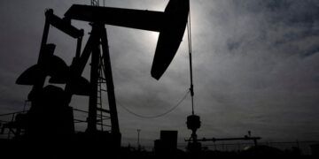 Oil falls as supply starts moving through Strait of Hormuz