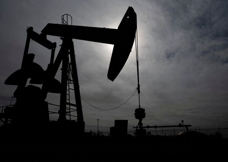 Oil falls as supply starts moving through Strait of Hormuz