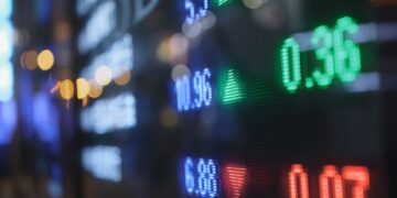 TSX finishes lower amid commodities weakness