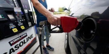 U.S. gas prices drop below $4 for first time since March
