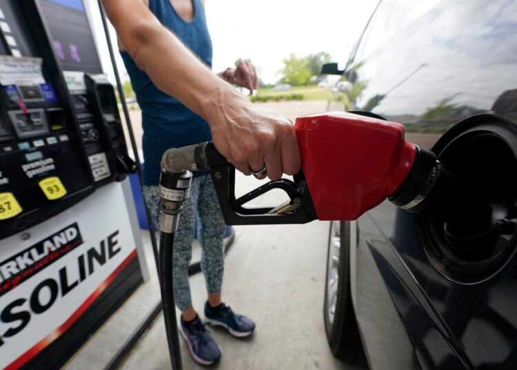 U.S. gas prices drop below $4 for first time since March