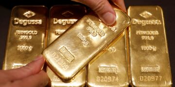 Gold slips 2% as oil rally brings Fed rate hikes into focus