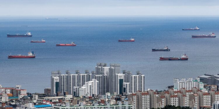 Oil’s Stunning Reversal Rekindles Fears of a Global Glut