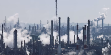 Oil Futures Rise on Middle East Escalation Fears