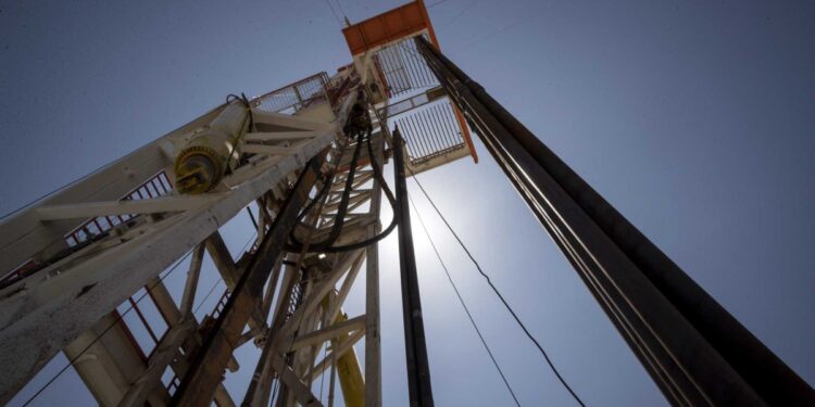 US Oil, Gas Drillers Hang Back in Volatile Market
