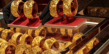 Gold rises as Brent loses over 4%, investors eye MidEast developments ahead of Fed meet