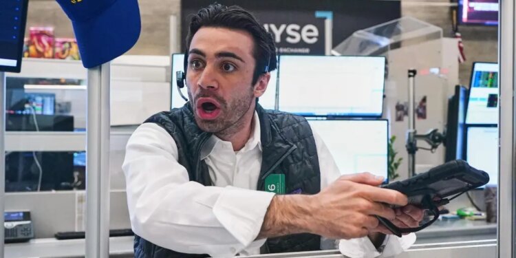 Markets on Wall Street quietly mixed while oil prices slip