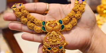 Gold prices fall 1.47 per cent as Fed minutes weigh on sentiment