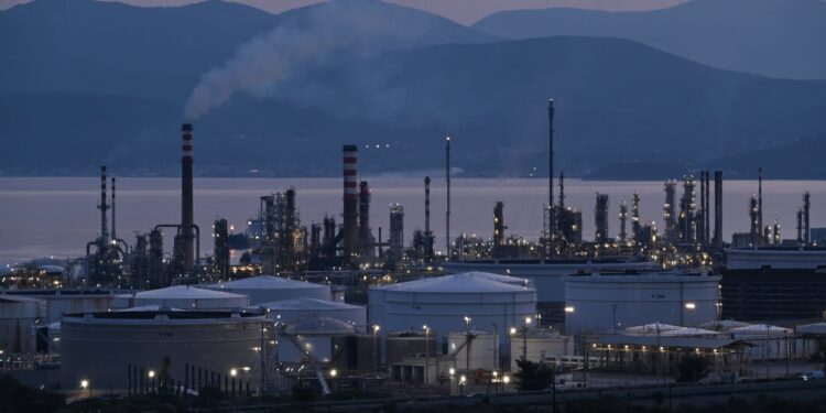 Oil market opens up as retail traders pour in