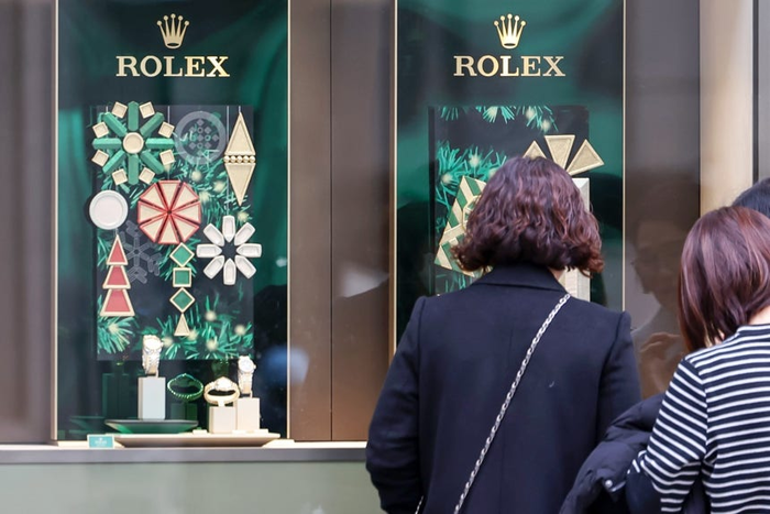 The price of high-priced watches, which were considered investment assets, seems to be falling along..