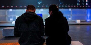 Asia Shares Slip Ahead of AI Earnings as Oil Prices Ease
