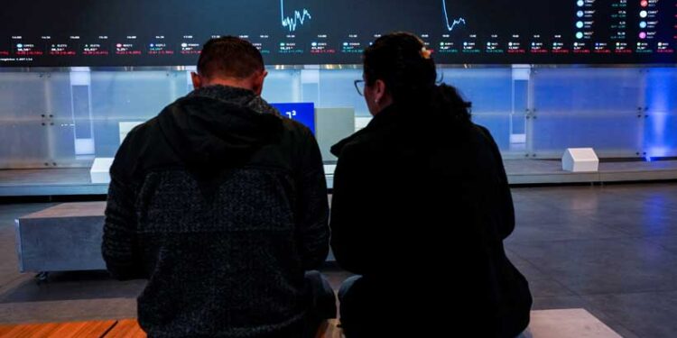 Asia Shares Slip Ahead of AI Earnings as Oil Prices Ease